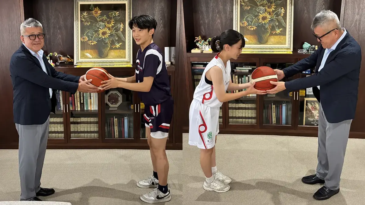 記念品贈呈の様子