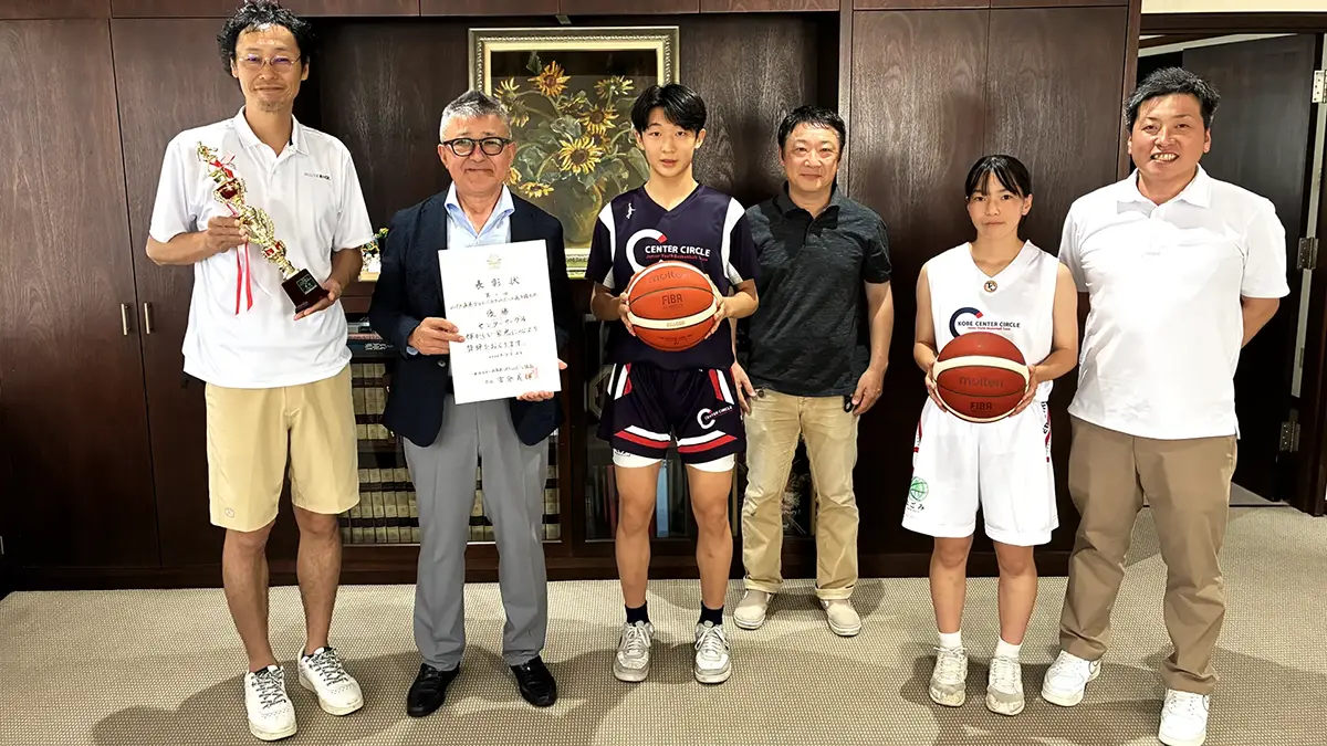 兵庫県大会優勝の報告に来社いただいたチーム代表者の皆様と記念撮影