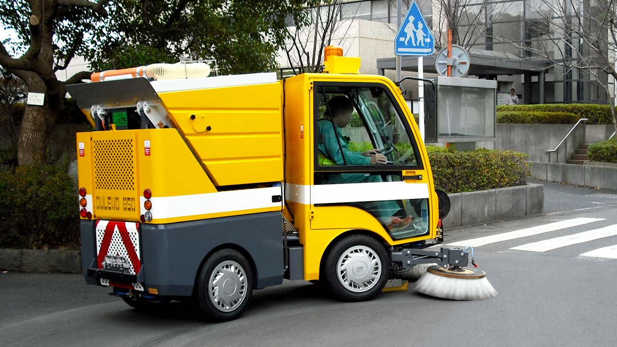 小型道路清掃車850ミニで街のあらゆる狭い通路を清掃