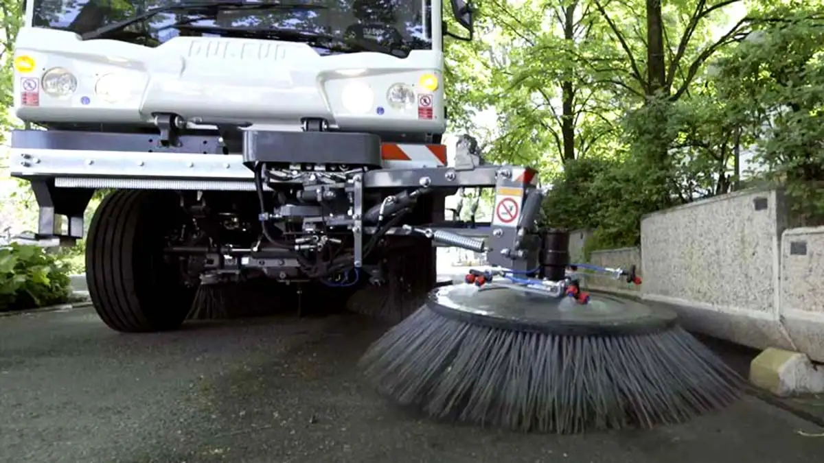 デュレボ製路面清掃車の可動式フロントブラシ