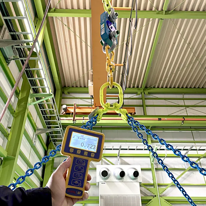 手持ちディスプレイで1000m以内で荷重を測定できます。