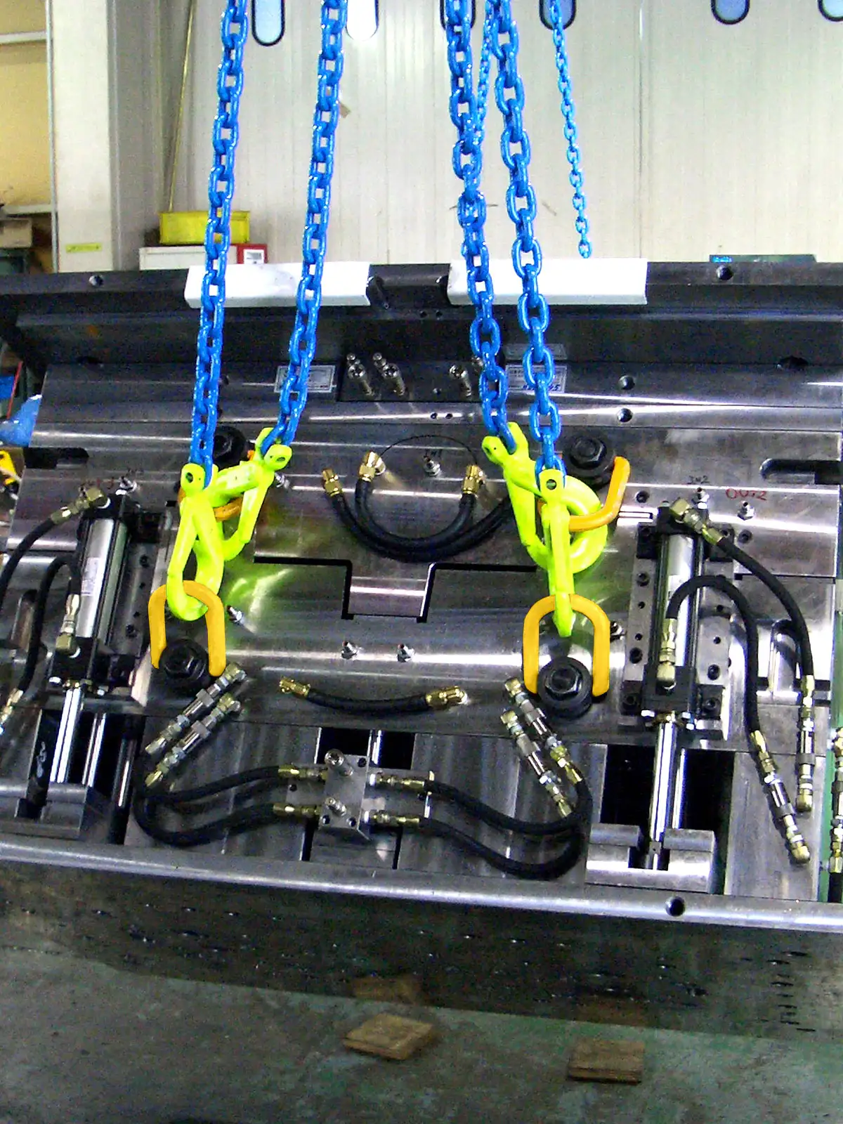 長さ調整機能付チェーンスリングは偏荷重物の吊り作業に最適です。
